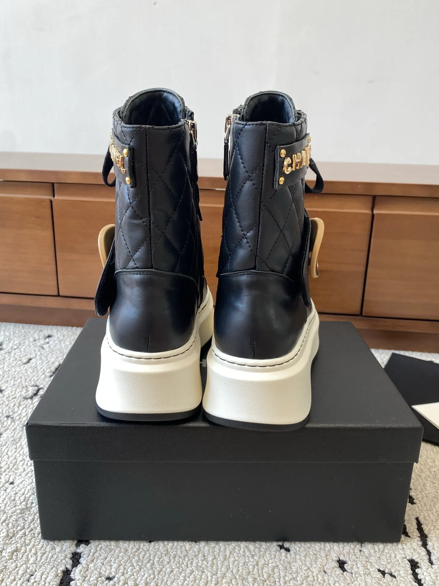 👟👟Ex-factory price 760👟👟 CHANEL 2025s autumn and winter series thick-soled short boots, made of imported cowhide, with an additional height of 5cm to show leg length. The boots follow Chanel's classic rhombus pattern, and add this year's popular sun buckle. Xiao Meimei likes it especially. This is Chanel's hot style for autumn and winter this year. With the traditional inner zipper, it is easy to put on the feet and super comfortable. It is a must-have for this autumn and winter. Upper material: imported cowhide with rhombus microfiber, washed denim ❤︎ Consistently authentic ❤︎ Outsole: original Italian TPU foam outsole Number of yards: 35-40 (Customized size 40 is non-refundable and non-exchangeable) Buy now 👉 Buy now 👉 Buy now 👉 Buy now 👉